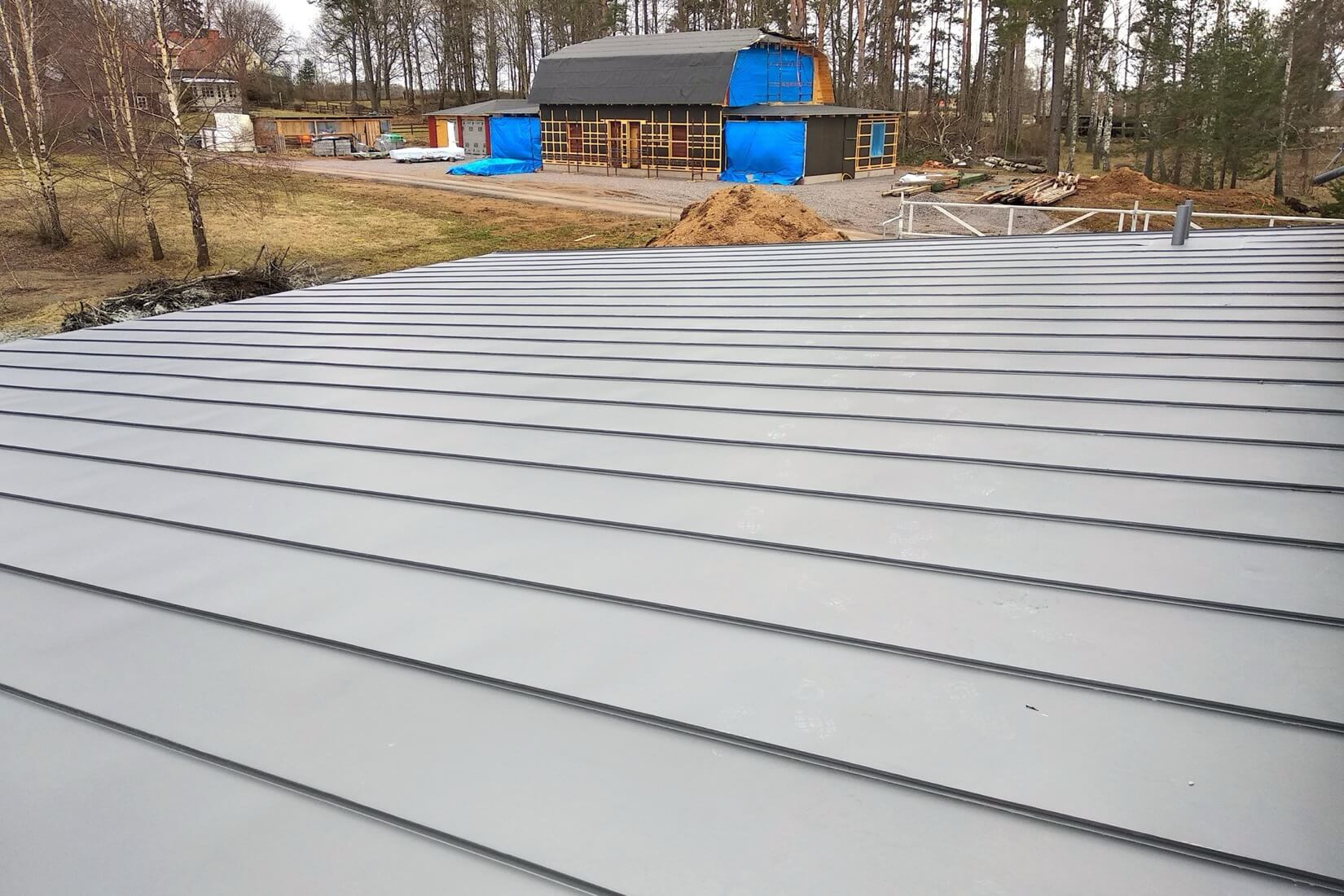 Takläggning Simrishamn har installerat ett grått bandplåtstak på plats